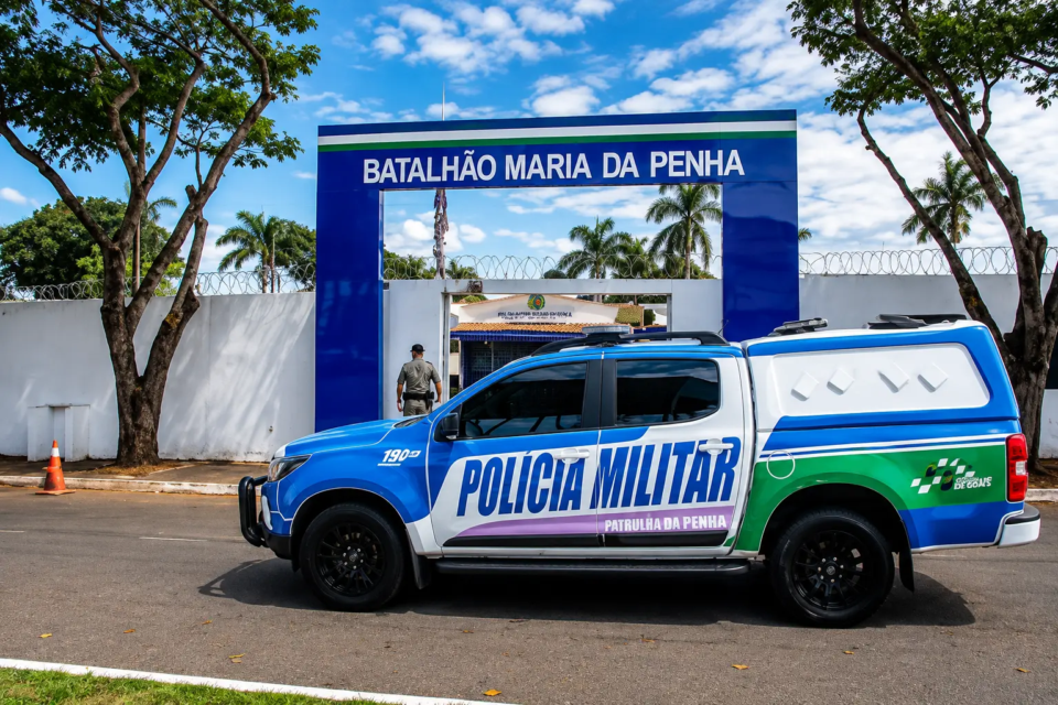 Viatura do Batalhão Maria da Penha, da Polícia Militar de Goiás, em frente à unidade especializada no atendimento a mulheres vítimas de violência doméstica. (Foto: Ascom/PMGO)
