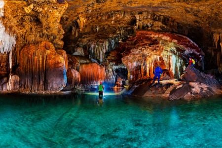Lago subterrâneo da Gruta dos Ecos, em Cocalzinho de Goiás, formação com cerca de 1,6 quilômetro de extensão e águas cristalinas em meio às estruturas rochosas. (Foto: Governo de Goiás)