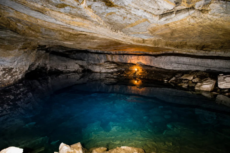 Lago subterrâneo da Gruta dos Ecos, em Cocalzinho de Goiás, com águas cristalinas e formações rochosas que ajudam a explicar a singularidade geológica da cavidade. (Foto: Governo de Goiás)