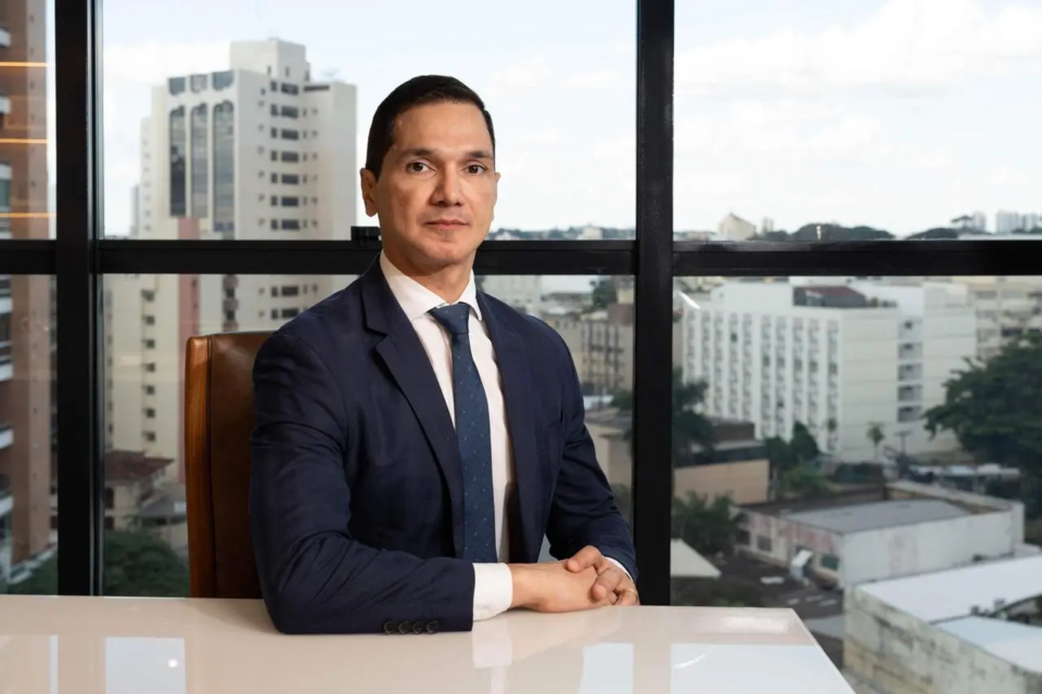 Pedro Paulo de Medeiros, advogado criminalista e conselheiro federal da Ordem dos Advogados do Brasil (OAB), defende que o principal desafio da Lei Maria da Penha está na efetividade da proteção e na integração entre os órgãos da rede de atendimento. (Foto: Divulgação)