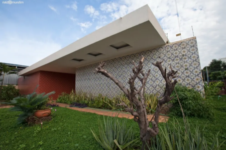 Residência José Félix Louza, projetada por David Libeskind em 1952, na Avenida Paranaíba, no Centro de Goiânia. A obra está entre os primeiros exemplares da arquitetura moderna residencial da capital. (Foto: Acervo David Libeskind)