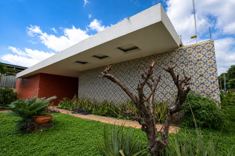 Residência José Félix Louza, projetada por David Libeskind em 1952, na Avenida Paranaíba, no Centro de Goiânia. A obra está entre os primeiros exemplares da arquitetura moderna residencial da capital. (Foto: Acervo David Libeskind)