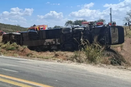 Sobe para 8 o número de mortos em colisão entre ônibus e caminhão na GO-010