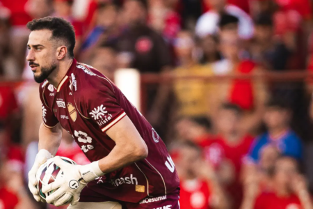Após sofrer gol por cobertura, Helton Leite reage