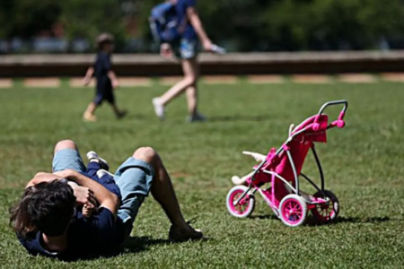 Pais estão menos presentes na criação de filhos, aponta estudo