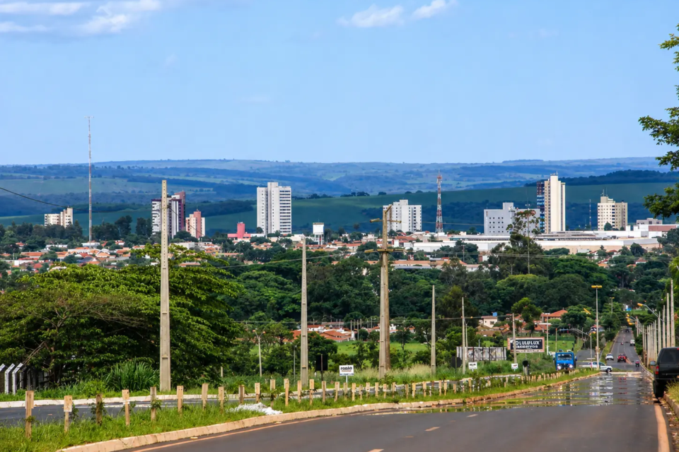 Vista panorâmica de Jataí, no Sudoeste goiano, município que entrou para a história nacional após o comício de Juscelino Kubitschek em 1955, quando o então candidato assumiu o compromisso de transferir a capital federal para o interior do país. (Foto: Prefeitura de Jataí)