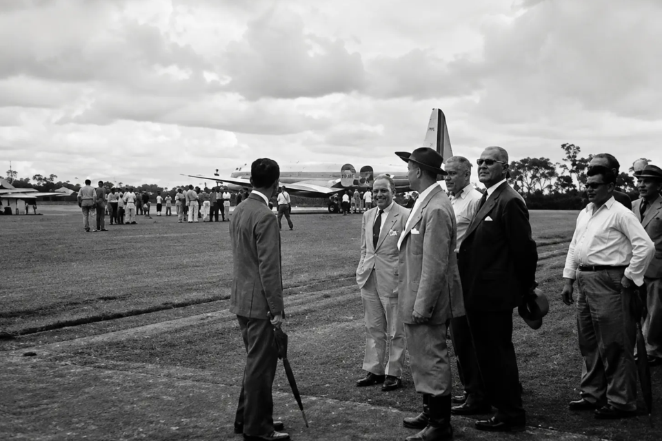 Registro histórico da chegada de Juscelino Kubitschek a Goiás durante o período em que a construção de Brasília começava a sair do discurso político e avançar para os atos de governo. (Foto: Acervo JK)
