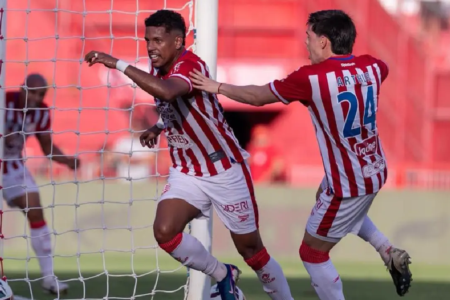 Atlético foi dominado pelo Náutico nos seis primeiros minutos, sofreu gol e depois não conseguiu reagir. Dragão vai perdendo nos Aflitos.