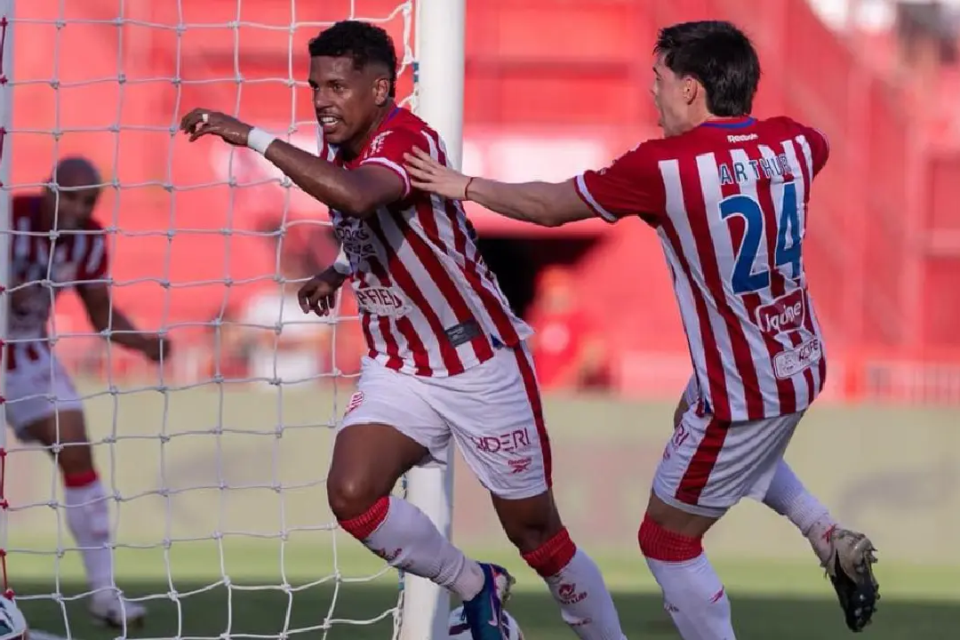 Atlético foi dominado pelo Náutico nos seis primeiros minutos, sofreu gol e depois não conseguiu reagir. Dragão vai perdendo nos Aflitos.