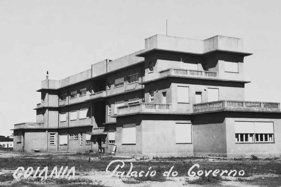 Palácio do Governo de Goiás nos primeiros anos de Goiânia, registrado quando a nova capital ainda estava em processo de consolidação urbana. A imagem integra a documentação visual produzida por Eduardo Bilemjian sobre a formação da cidade. (Foto: Acervo Eduardo Bilemjian)