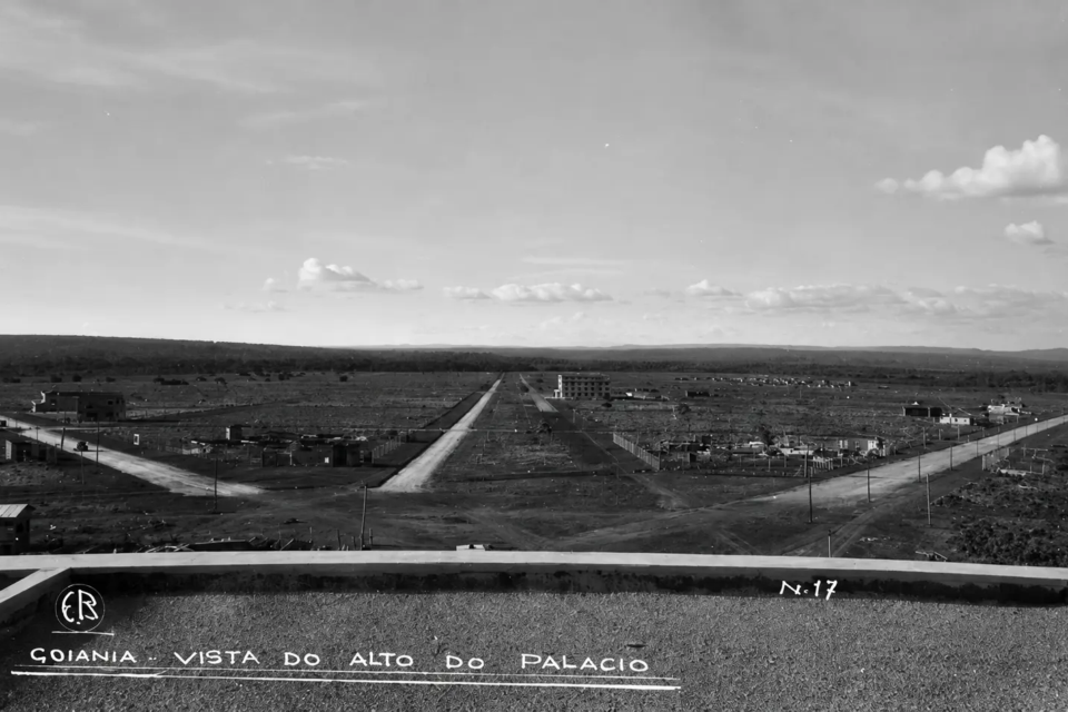 Vista de Goiânia a partir do alto do Palácio do Governo, ainda nos primeiros anos de construção da capital, com avenidas abertas e grandes áreas pouco ocupadas. O registro integra a documentação visual produzida por Eduardo Bilemjian sobre a formação da cidade. (Foto: Acervo Eduardo Bilemjian)