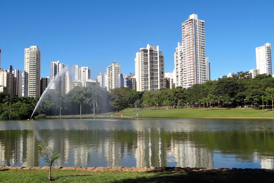 Vista de Goiânia, onde o preço do aluguel varia significativamente entre bairros e pode pesar de forma diferente no orçamento de quem tenta morar sozinho. Mesmo em regiões mais baratas, a soma de moradia, alimentação e transporte pode superar um salário mínimo. (Foto: Prefeitura de Goiânia)