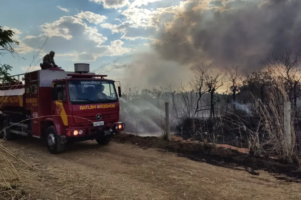 Fogo atinge parque em Abadia de Goiás próximo a depósito do Césio-137