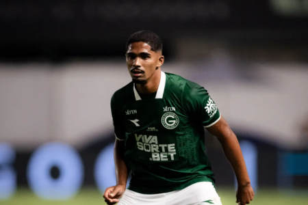 Kadu Sousa vira artilheiro do Goiás na Série B após chegada de Mozart