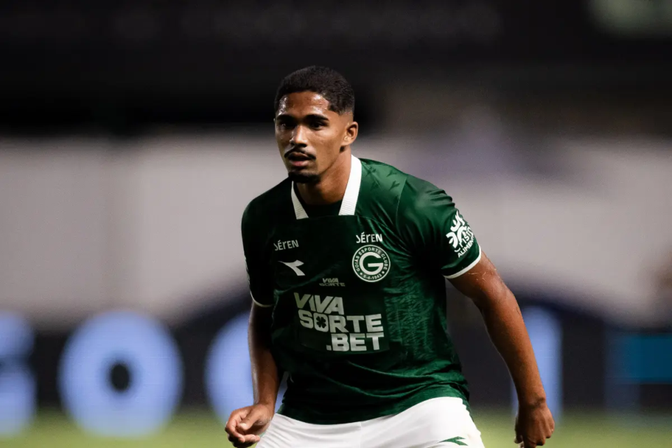 Kadu Sousa vira artilheiro do Goiás na Série B após chegada de Mozart