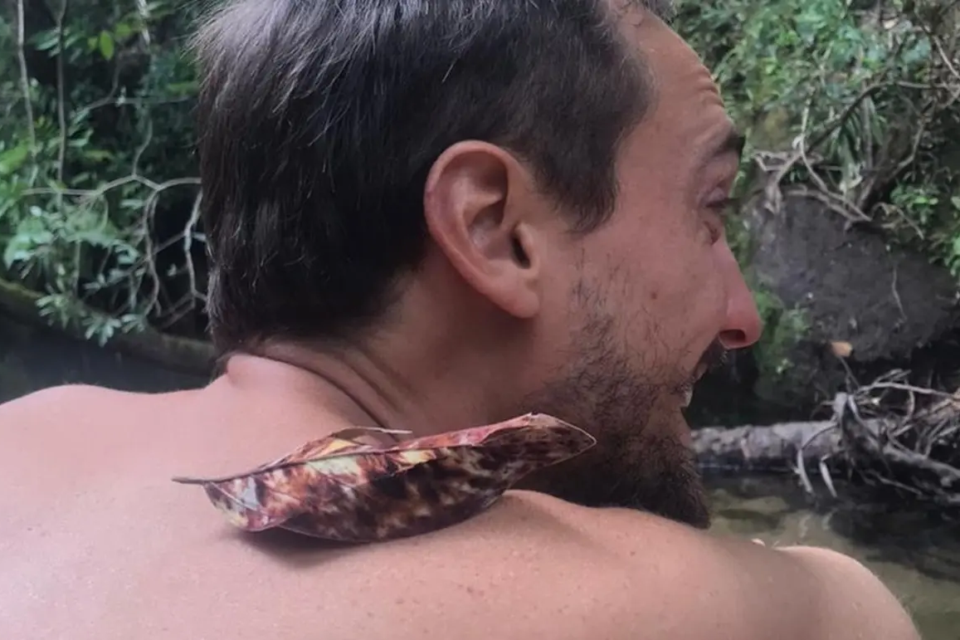 Artista trabalhou em novelas Ator que mudou de nome vive em ônibus sem energia em Goiás Angel Ferreira Igor Angelkorte