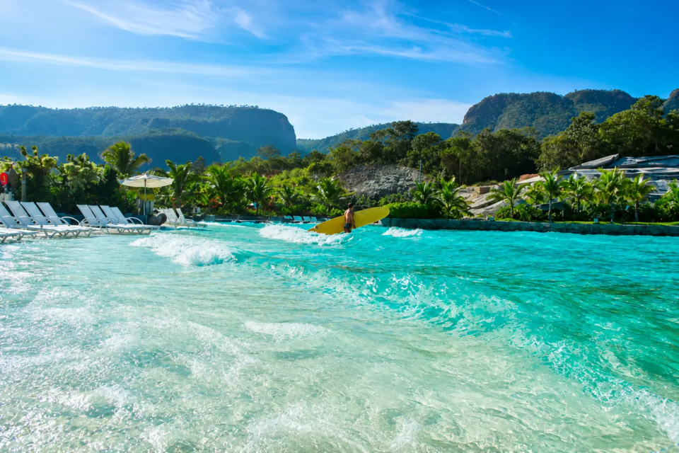 Praia do Cerrado, no Hot Park, em Rio Quente, reúne 6 mil m² de areia, piscina de ondas e águas termais naturalmente aquecidas. (Foto: Rio Quente Resorts)