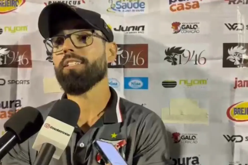 Treinador também falou sobre expulsão de Garib (Foto: Reprodução)
