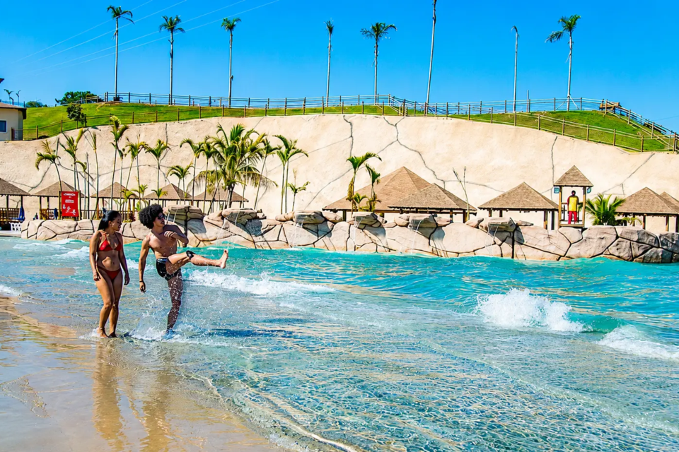 Praia artificial reúne areia, águas cristalinas e ondas em meio ao Cerrado goiano. (Foto: TripAdvisor)