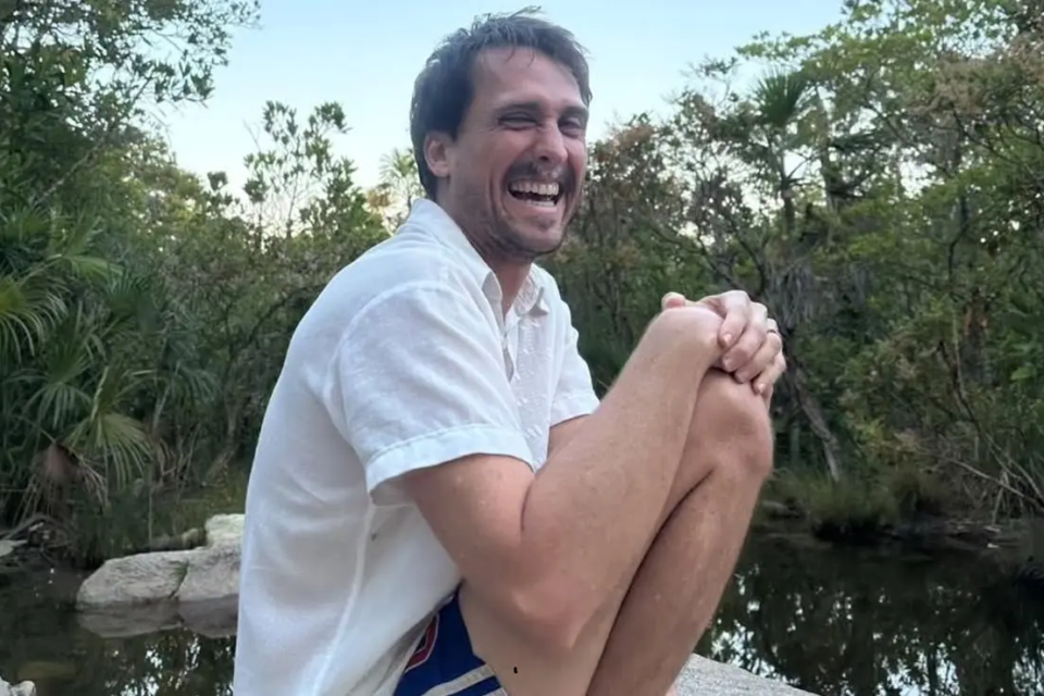 Artista trabalhou em novelas Ator que mudou de nome vive em ônibus sem energia em Goiás Angel Ferreira Igor Angelkorte
