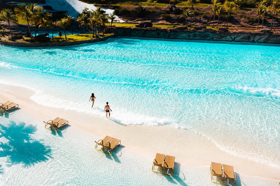 Praia do Cerrado, no Hot Park, em Rio Quente, tem 6 mil m² de areia branca, piscina de ondas e águas termais naturalmente aquecidas. (Foto: Rio Quente Resorts)