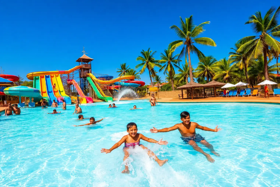 Hot Park, em Rio Quente (GO), reúne piscinas de águas quentes, toboáguas e atrações para diferentes faixas etárias em um dos principais destinos turísticos de Goiás. (Foto: Rio Quente Resorts)