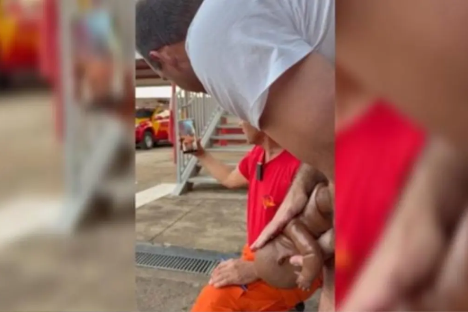 Bombeiro orintando mãe - (Foto: reprodução/Corpo de Bombeiros)