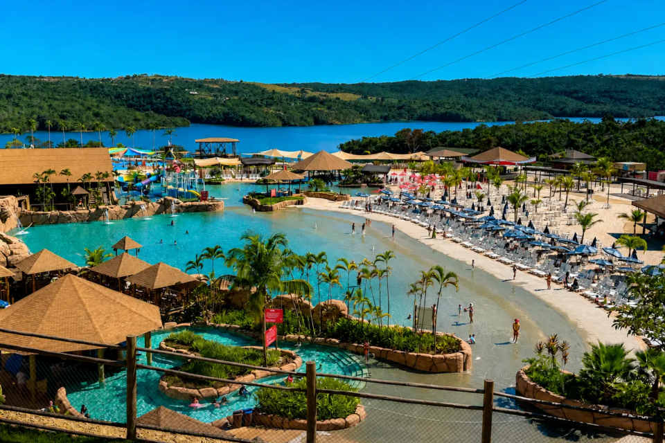 CBali Park, em Luziânia (GO), reúne praia artificial, piscinas e atrações aquáticas às margens do Lago Corumbá IV, próximo a Brasília. (Foto: Instagram/Bali Park)