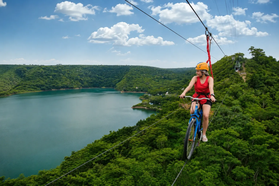 Fly Bike, atração do Bali Park, em Luziânia (GO), permite pedalar suspenso sobre a paisagem do Lago Corumbá IV em um percurso de aproximadamente 290 metros. (Foto: Bali Park)