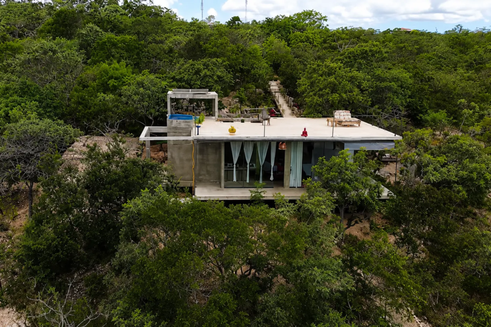 Casa de temporada cercada pelo Cerrado chama atenção pela arquitetura contemporânea e pela integração com a vegetação, em uma das hospedagens selecionadas pelo **Mais Goiás** por parecer cenário de cinema. (Foto: Reprodução/Airbnb)