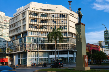Antiga sede do Banco do Estado de Goiás (BEG), no encontro das avenidas Goiás e Anhanguera, diante da Praça do Bandeirante, no Centro de Goiânia. (Crédito: Goiânia Antiga/Facebook)