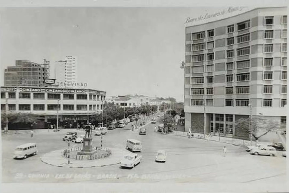 Vista histórica do Centro de Goiânia, com a Praça do Bandeirante e a Avenida Goiás em período de expansão urbana da capital. (Crédito: Goiânia Antiga/Facebook)