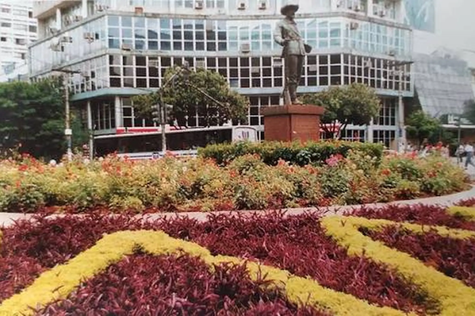 Praça do Bandeirante, no Centro de Goiânia, com o edifício do antigo Banco do Estado de Goiás (BEG) ao fundo. (Crédito: Reprodução/YouTube)