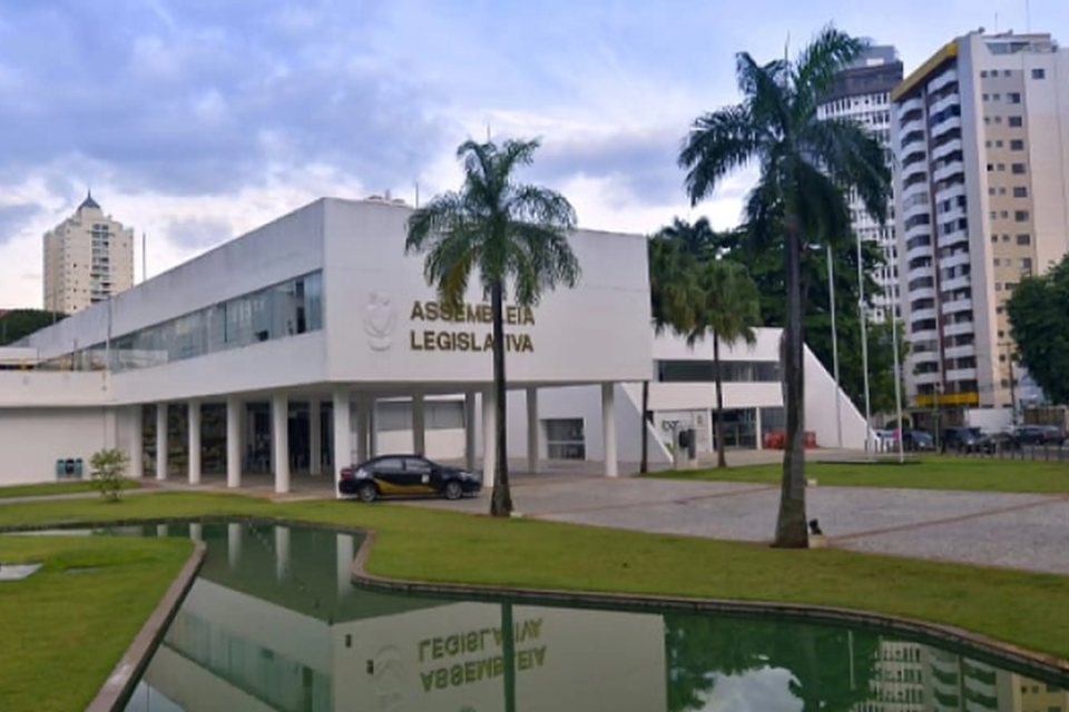 Antiga sede da Assembleia Legislativa de Goiás, o Palácio Alfredo Nasser também foi projetado pelos arquitetos Eurico Calixto de Godoi e Elder Rocha Lima, responsáveis pelo edifício do antigo BEG. Inaugurado em 1962, o prédio é um dos exemplares da arquitetura modernista de Goiânia. (Crédito: Alego)