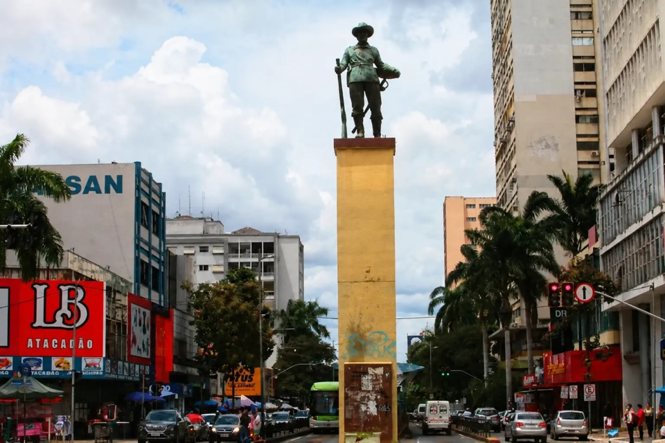 Centro de Goiânia em décadas passadas, quando a região concentrava parte significativa do comércio, dos serviços e da circulação de moradores da capital. Por anos, o Centro funcionou como coração econômico da cidade, reunindo lojas, bancos, escritórios e intenso fluxo de pessoas. (Foto: Prefeitura de Goiânia)