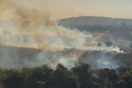 Incêndio de grandes proporções no Hipódromo Lagoinha assusta moradores do Cidade Jardim, em Goiânia