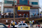 Investidores se concentram em frente a uma unidade da Avestruz Master durante a crise que antecedeu o colapso do grupo, em 2005. Sediada em Goiânia, a empresa atraiu mais de 40 mil pessoas para operações envolvendo a compra e recompra de avestruzes. (Foto: Acervo/MPF)