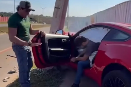 Empresário socorrendo amigos após acidente com Mustang - (Foto: reprodução/Instagram)