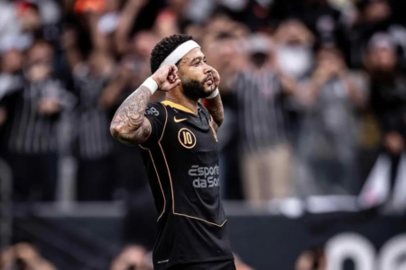 Corinthians não renova com Memphis Depay, que promete tomar providências