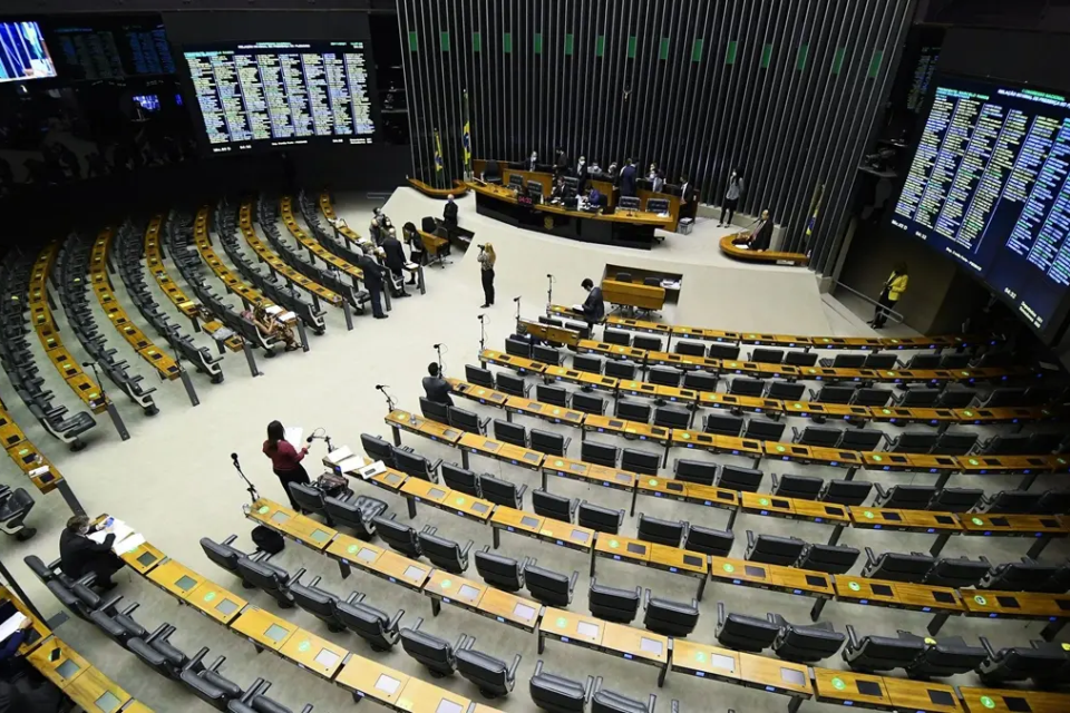 O que faz um deputado federal? Entenda as funções de legislar, fiscalizar e destinar verbas