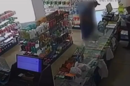 Homem é flagrado por câmera de segurança dentro de farmácia em Goianira