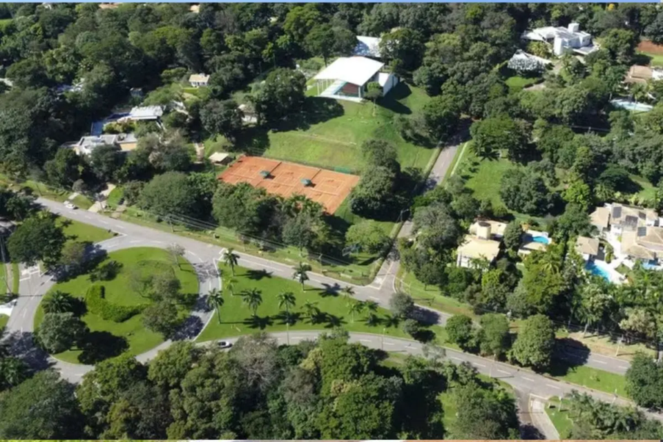 Residencial Aldeia do Vale, em Goiânia, tem temperaturas mais baixas no solo por amplas áreas arborizadas em volta das casas (Foto: reprodução)