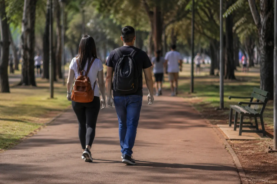 Casal jovem caminha em parque; dados mostram que goianos têm adiado casamento e filhos. (Foto: Pexels)