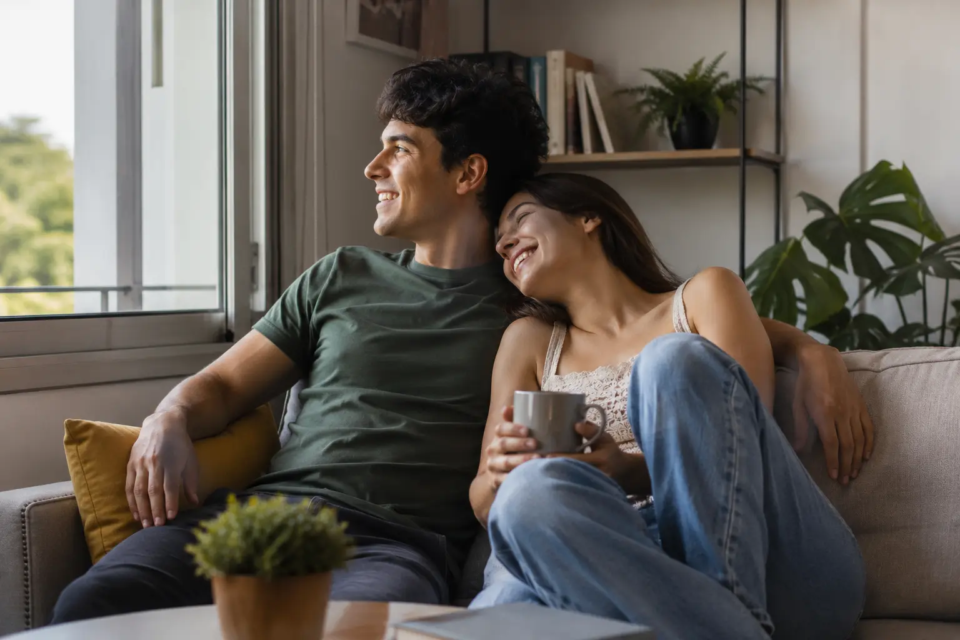 Casais jovens adiam casamento e chegada dos filhos em meio a mudanças econômicas, profissionais e no perfil das famílias. (Foto: Pexels)