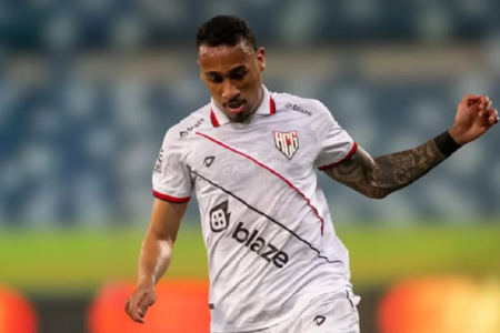 Guilherme Lopes retorna de suspensão no Atlético