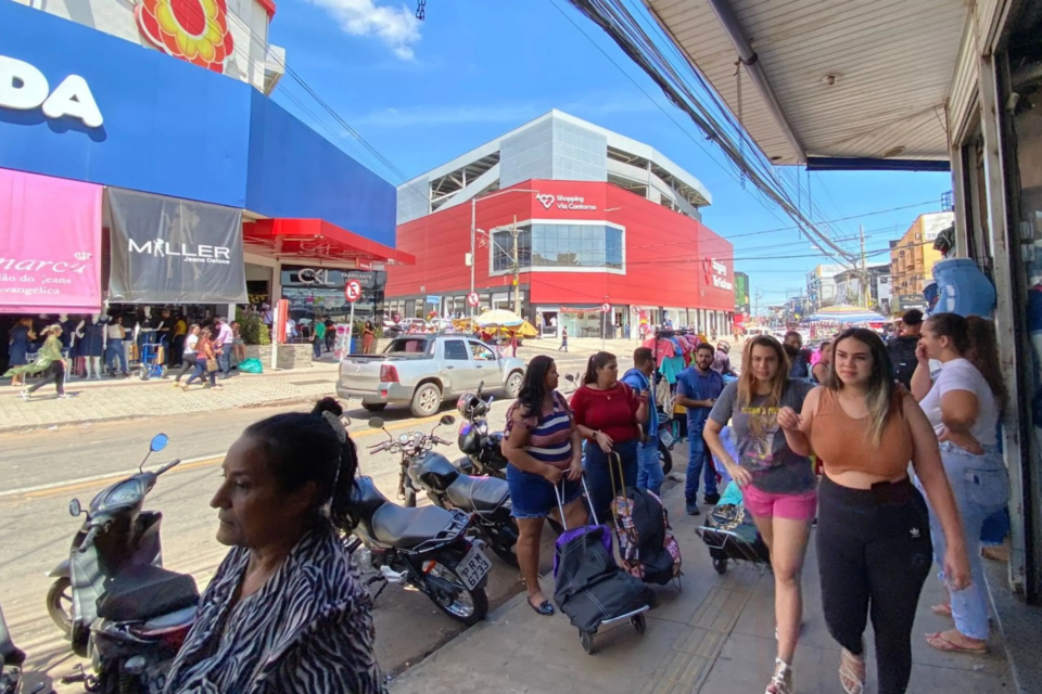 Movimentação de consumidores na Região da 44, um dos principais polos de moda e comércio atacadista de Goiás. (Foto: AER-44)