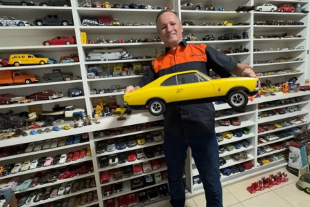 Goiano Guilherme Rezende Junqueira segura miniatura amarela de opala nos braços (Foto: arquivo pessoal)