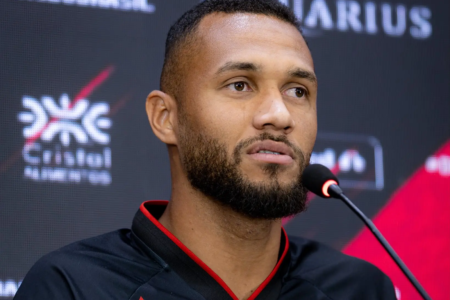 O atacante do Atlético Gustavo Coutinho
