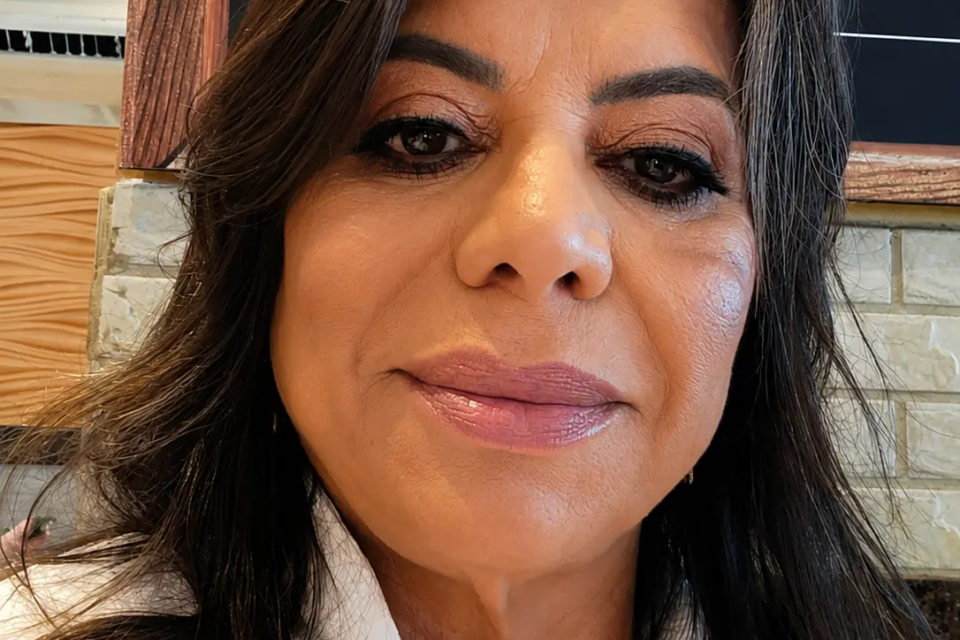 Maria Machadão posa para foto; empresária é proprietária da Estância MM e figura conhecida da noite de Goiânia.