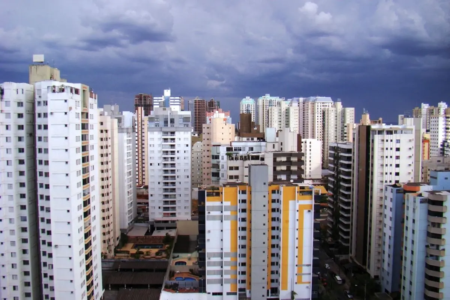 Áreas com moradias verticais, como o Setor Bueno, em Goiânia, tem menos circulação de vento e, por isso, tendem a ser mais quentes (Foto: reprodução)